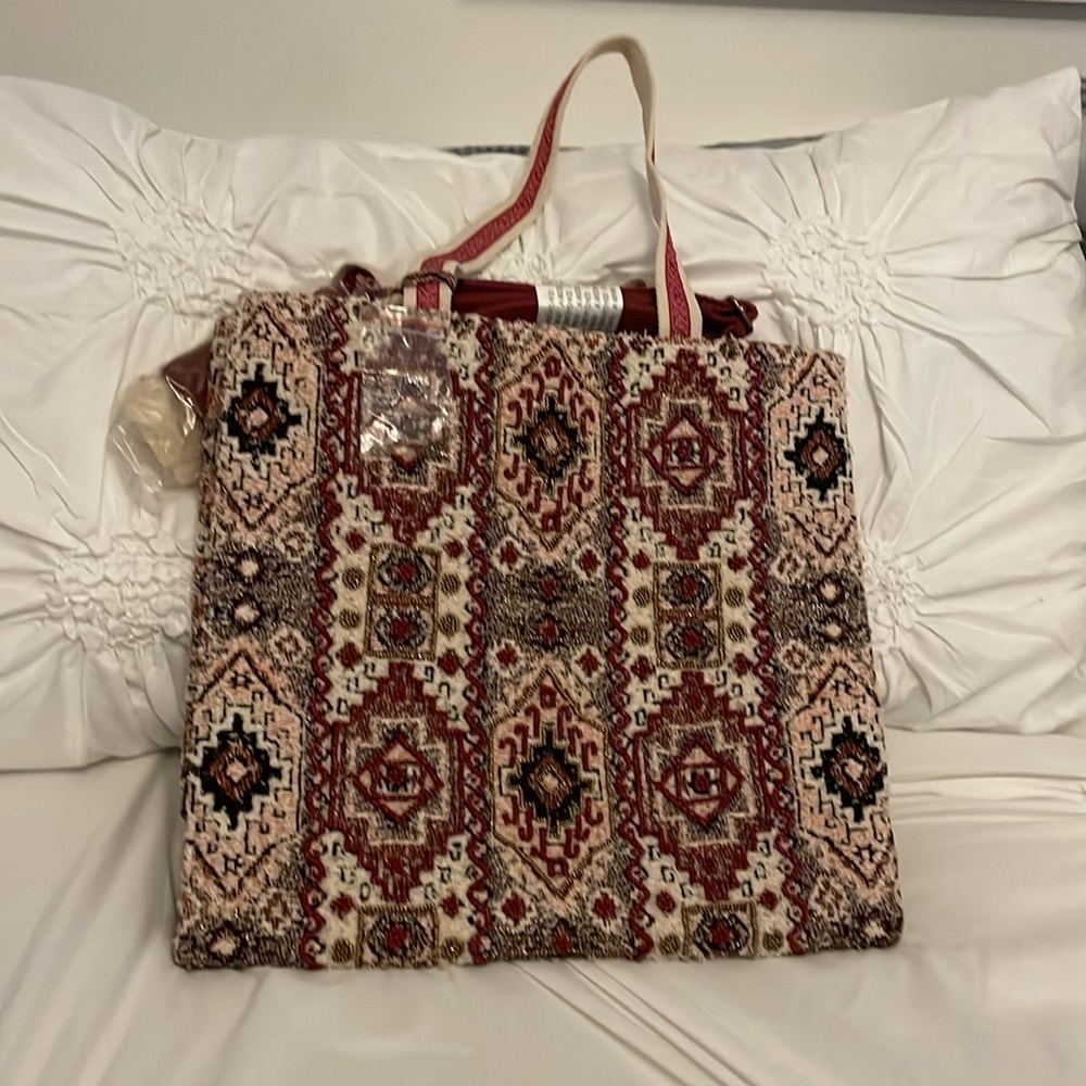 Woven Patterned Tote Bag in Beige & Burgundy - Picture 2 of 9